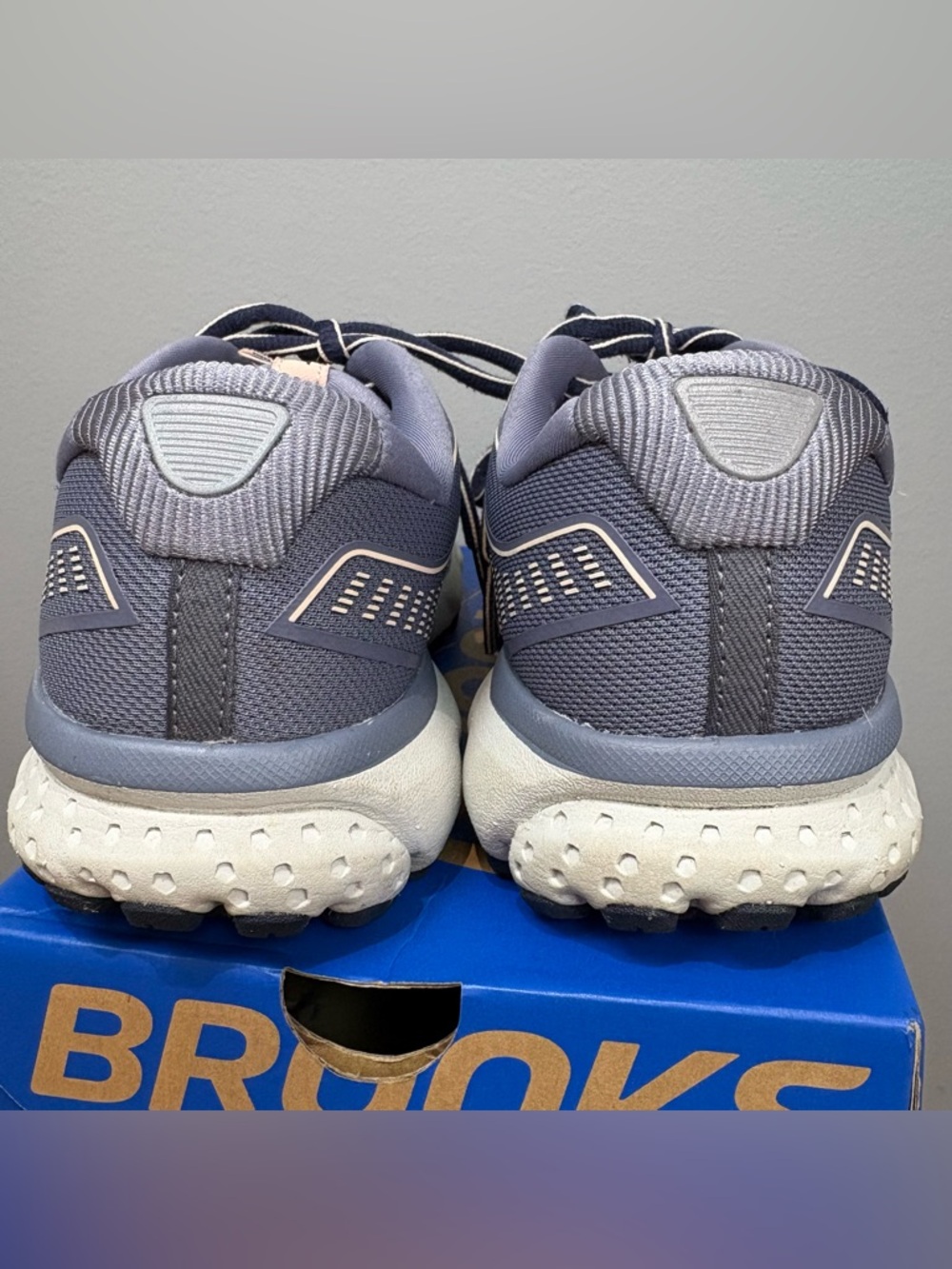 Brooks Ghost 12 Women’s Running Sneaker Sz 6 Greyish Lilac w Pink and Grey - Picture 4 of 9
